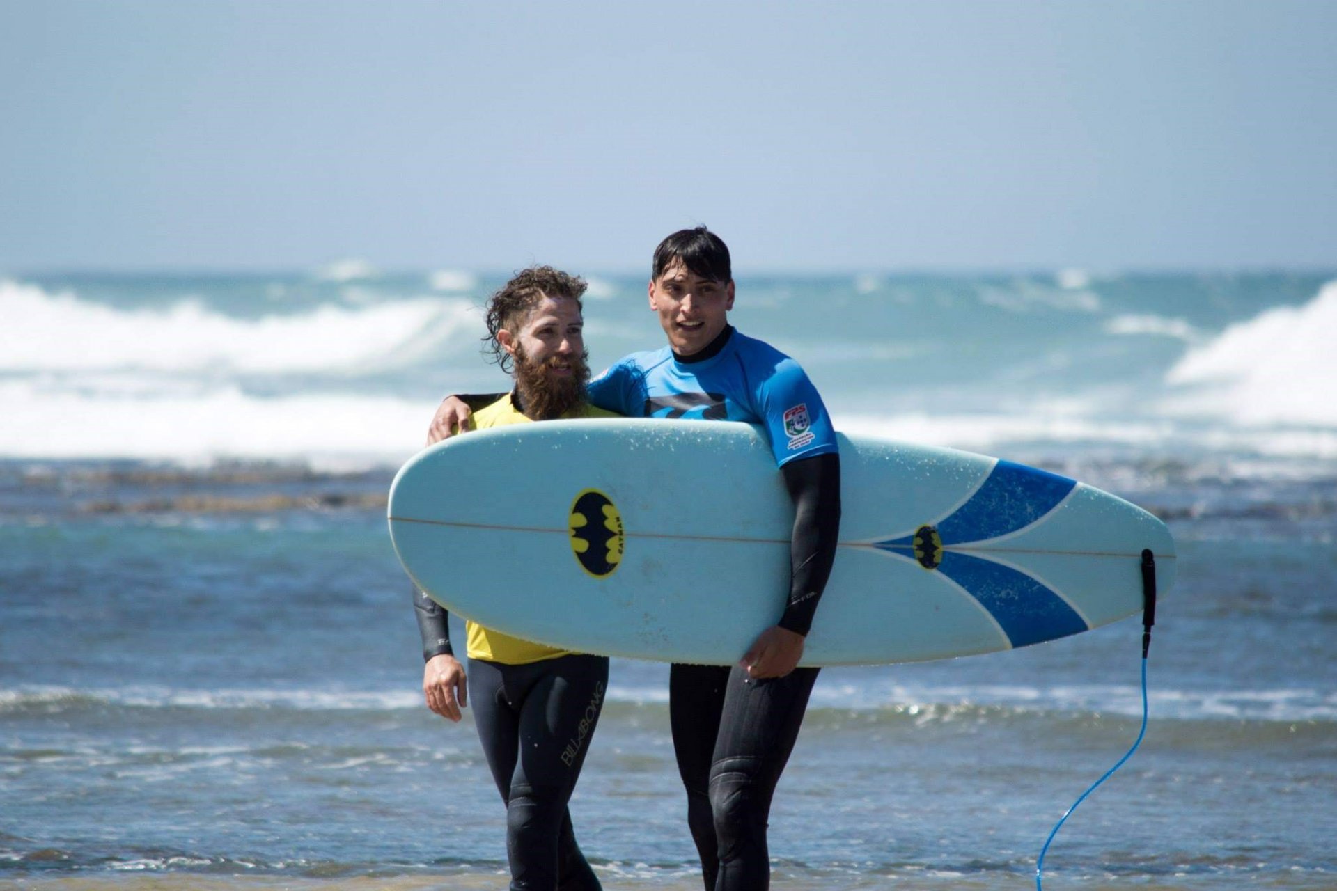 David Peroz und Afri mit Surfbrett