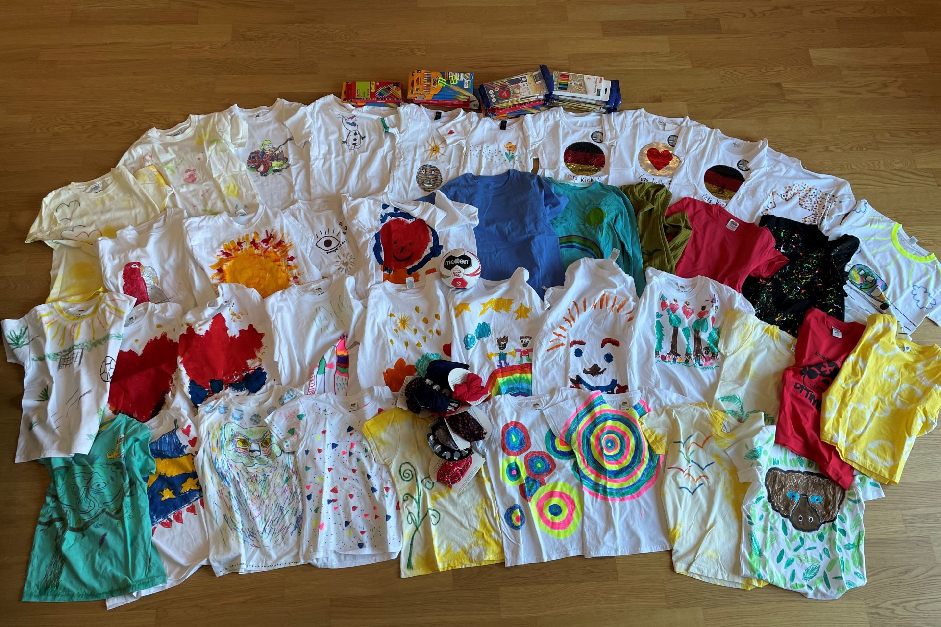 bemalte T-Shirts Zeltschule